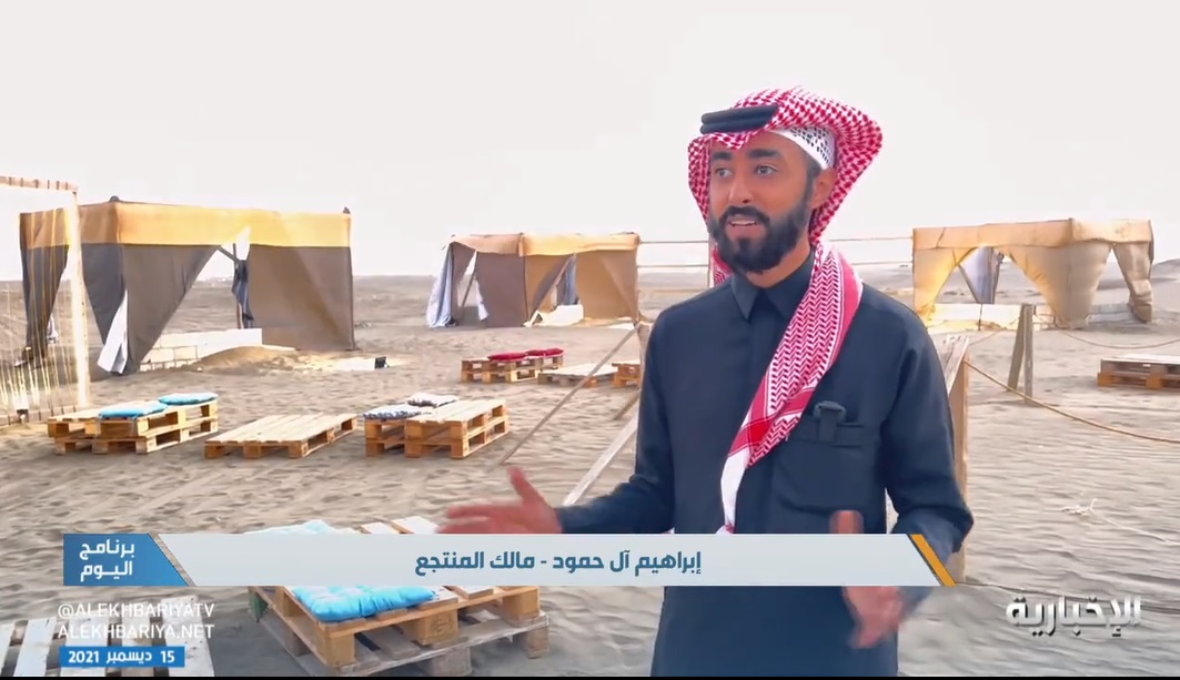 شاهد .. شاب سعودي يحول الكثبان الرملية في الدرب إلى منتجع سياحي شاهد .. شاب سعودي يحول الكثبان الرملية في الدرب إلى منتجع سياحي