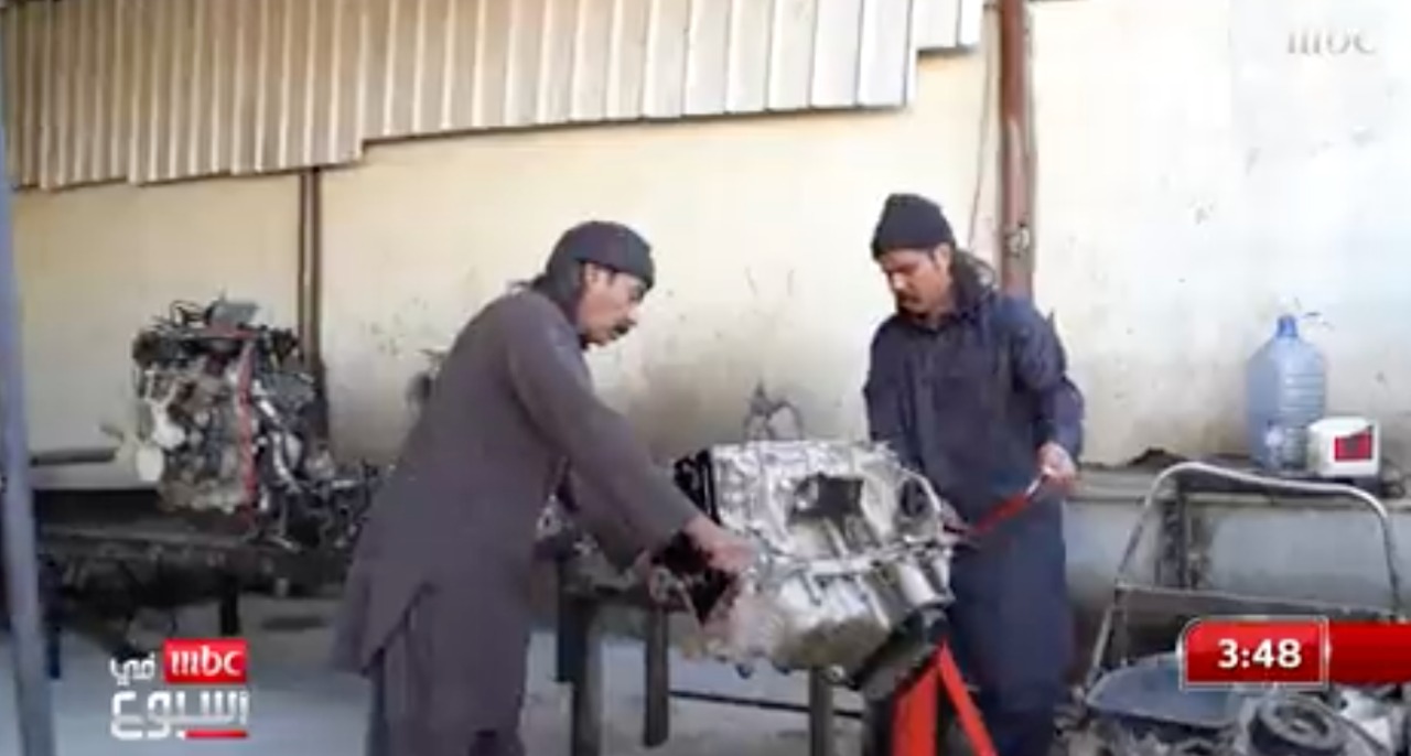 احترفا المهنة منذ الصغر.. شاهد: قصة أشهر "ميكانيكي سيارات" سعودي ومساعده في تبوك