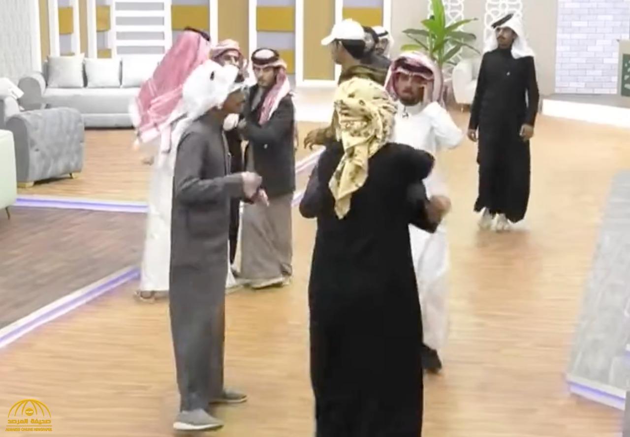 شاهد.. "هوشة" على الهواء بين شاعرين سعوديين بسبب خلاف أثناء برنامج تلفزيوني