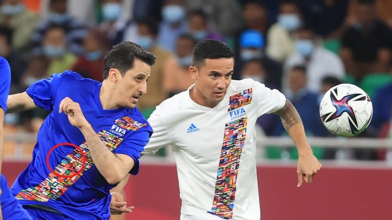 شاهد .. نواف التمياط يطمس علم إسرائيل من على قميصه في مباراة أساطير كرة القدم بقطر