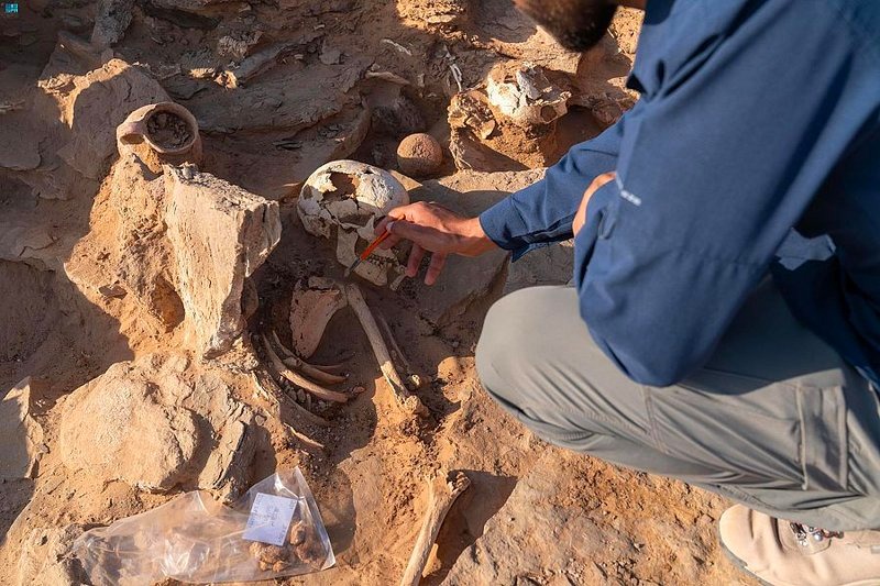 شاهد.. العثور على قرية أثرية مدفونة تحت الأرض في تبوك والكشف عن تاريخها و أهم الموجودات بداخلها