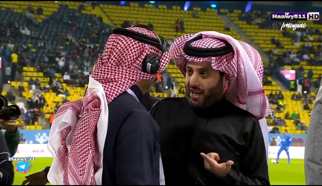 تركي آل الشيخ يطلب من يوسف الثنيان التصوير مع أبنائه.. شاهد: ردة فعل الأخير !