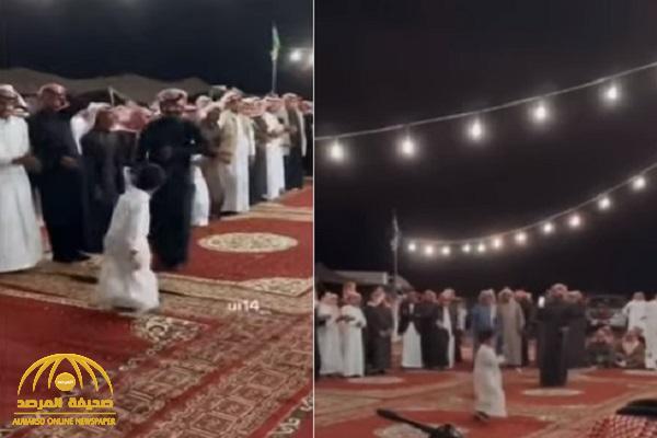 شاهد.. طفل يؤدي رقصة " الرفيحي" ويثير إعجاب رواد السوشيال ميديا