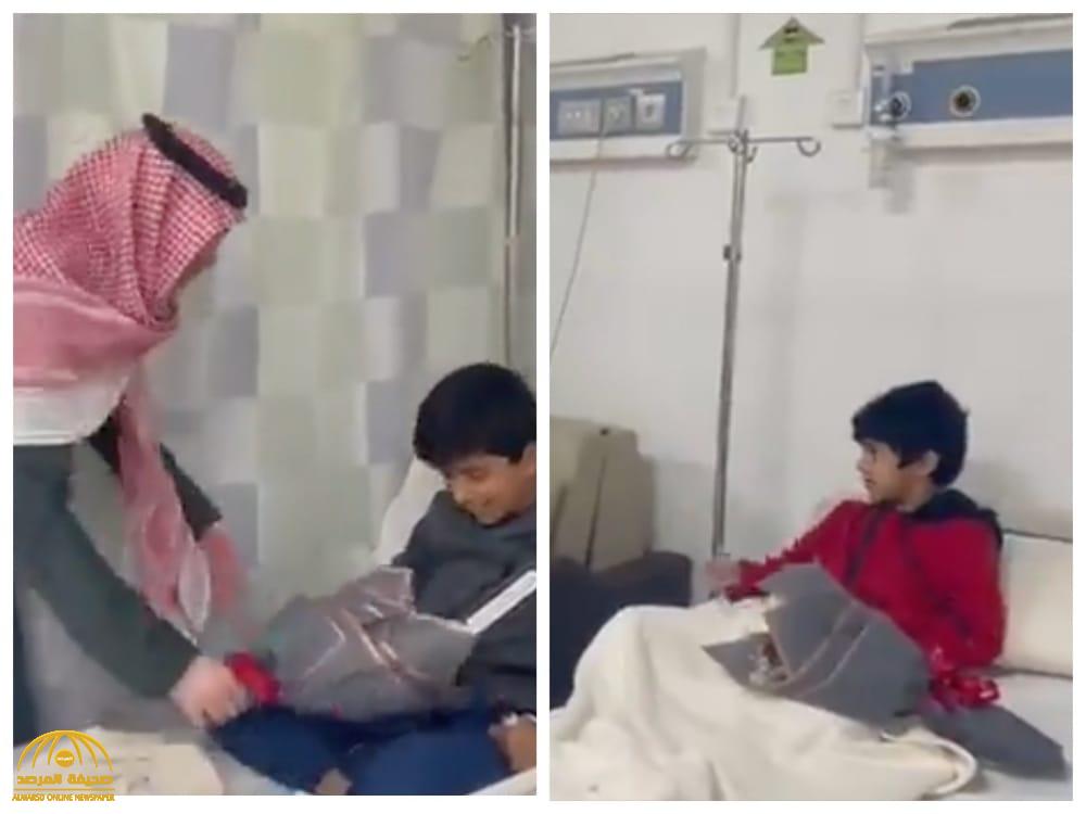 شاهد فايز المالكي يمازح نجلي مشهور سناب الراحل "محمد الشمري" في أول ظهور لهما بعد نجاتهما من الحادث الأليم