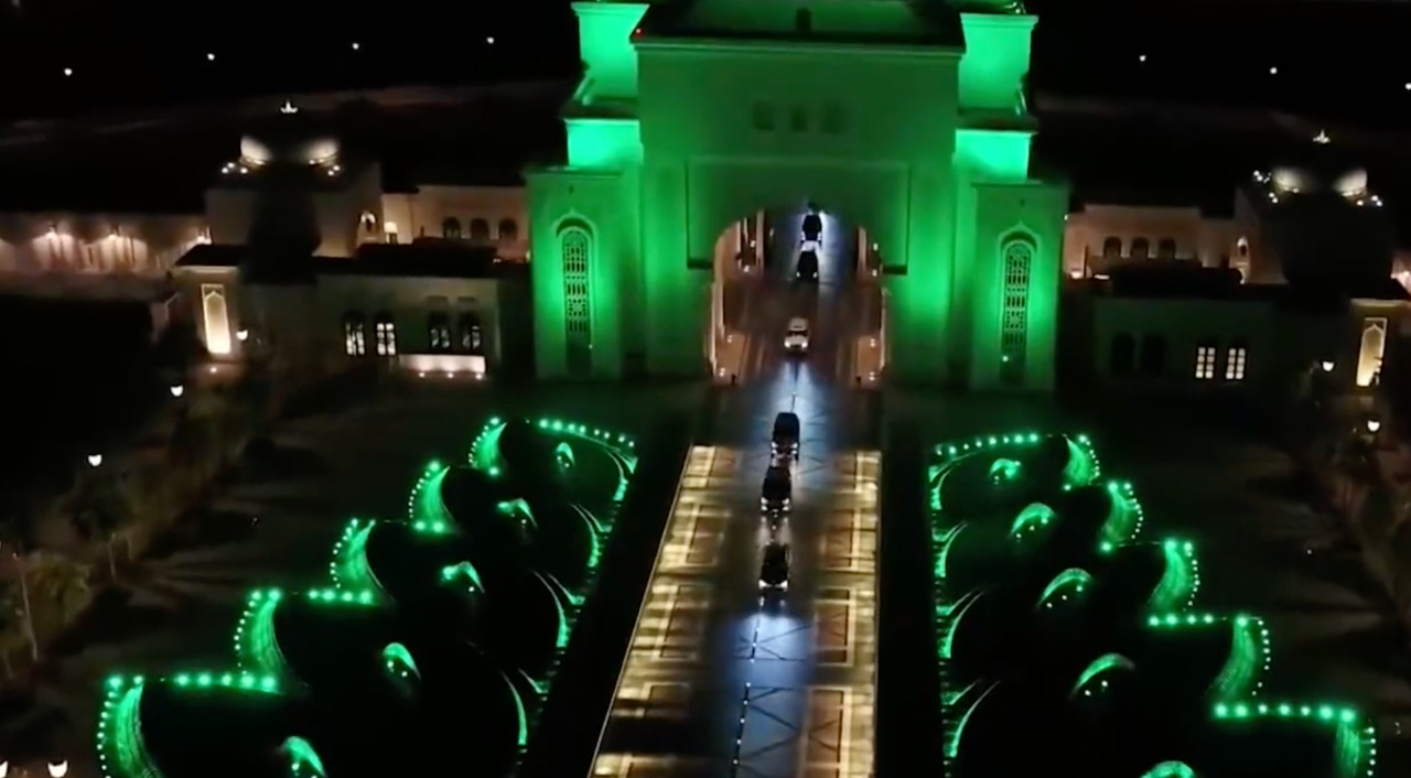 شاهد.. لقطات جوية توثق "الموكب المهيب" للأمير "محمد بن سلمان"  في أبوظبي