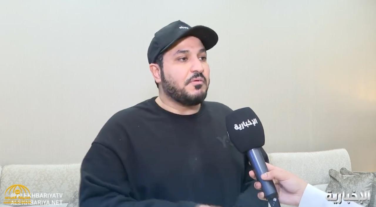 شاهد: أول ظهور للمواطن "خالد العتيبي" الذي اعتقلته السلطات الفرنسية بمطار باريس  يروي قصة احتجازه وطريقة تعاملهم معه