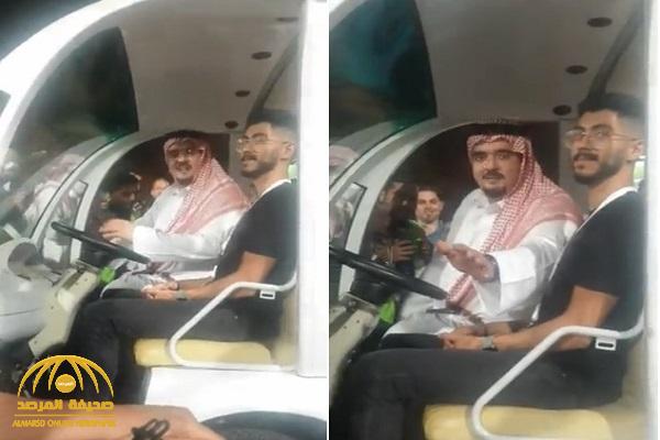 شاهد.. الأمير عبدالعزيز بن فهد يلتقي عدد من المواطنين ويُبادلهم التحية