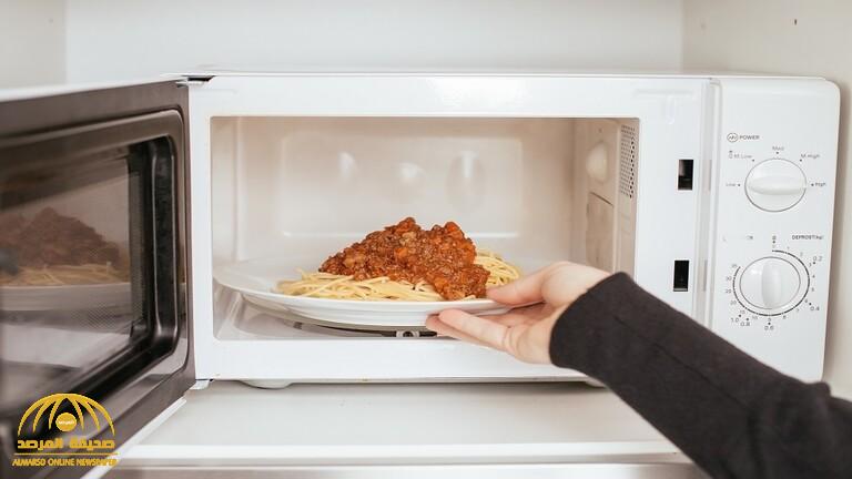 ما خطورة تسخين الطعام في أفران الميكروويف؟