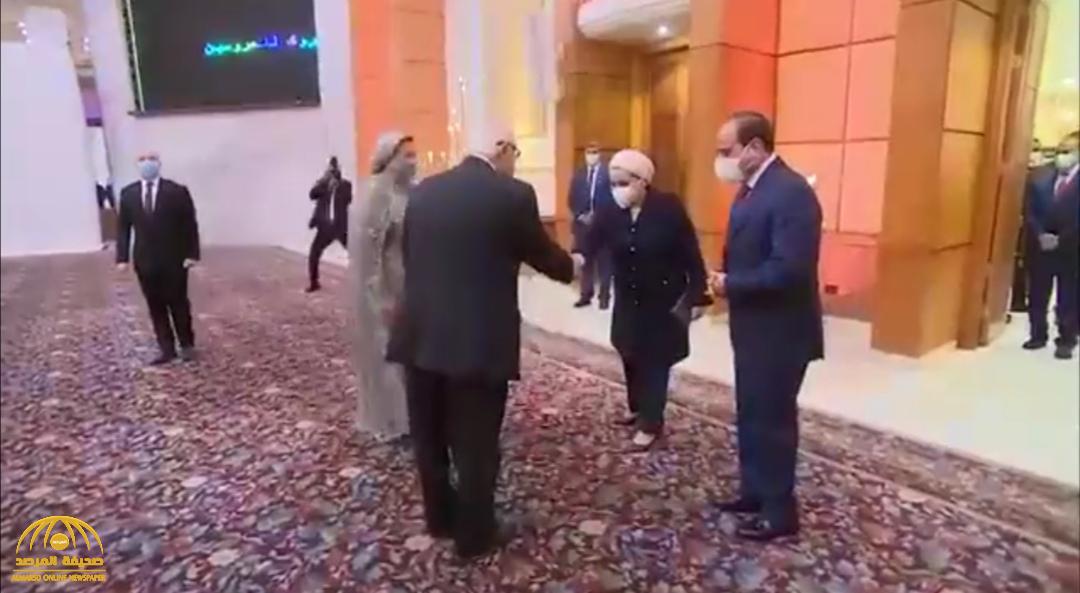 شاهد.. السيسي يحضر حفل زفاف ابنة رئيس مصر السابق ويوقع كشاهد على عقد القران!