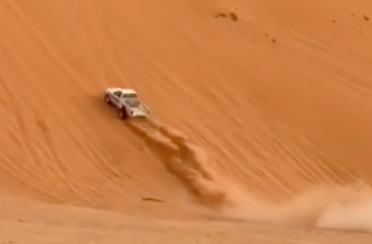 شاهد.. لحظة انقلاب مروع لسائق "هايلوكس" من قمة نفود بالزلفي