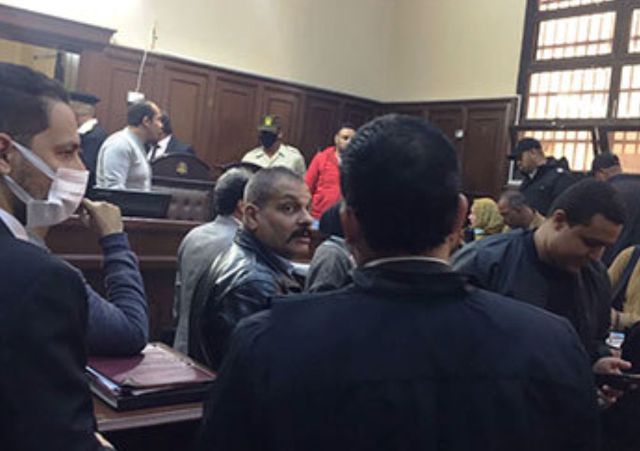 شاهد.. أول صور لسفاح الإسماعيلية الذي ذبح رجل وفصل رأسه عن جسده من داخل المحكمة