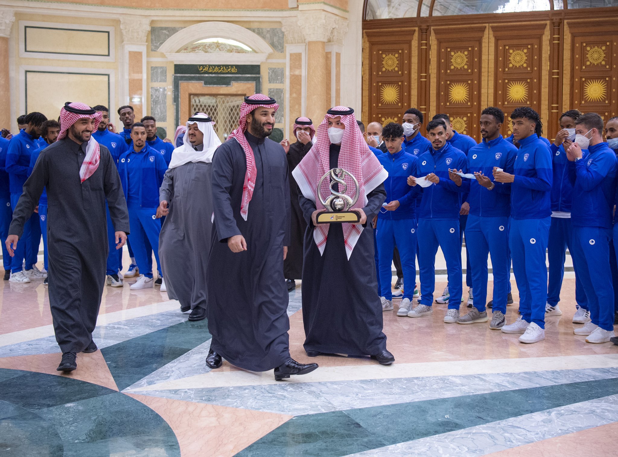 شاهد: “ولي العهد” يستقبل فريق الهلال بمناسبة تحقيقه كأس دوري أبطال آسيا.. ويلتقط مع لاعبيه الصور شاهد: “ولي العهد” يستقبل فريق الهلال بمناسبة تحقيقه كأس دوري أبطال آسيا.. ويلتقط مع لاعبيه الصور