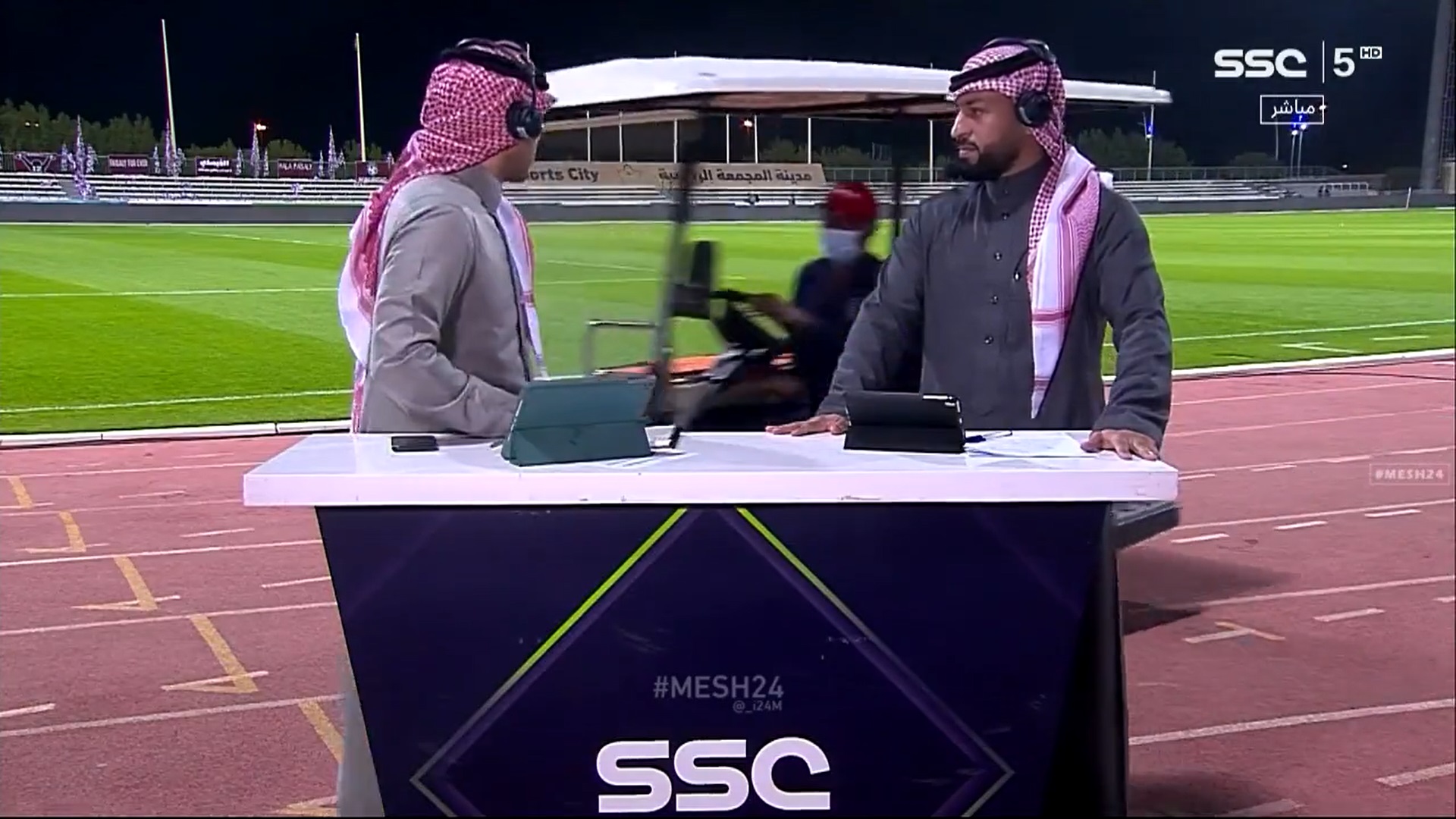 "بغى يصدمني "..شاهد مقطع طريف لـ"ردة فعل مذيع قناة الرياضية المفاجئة " بعدما اقتربت منه سيارة الجولف