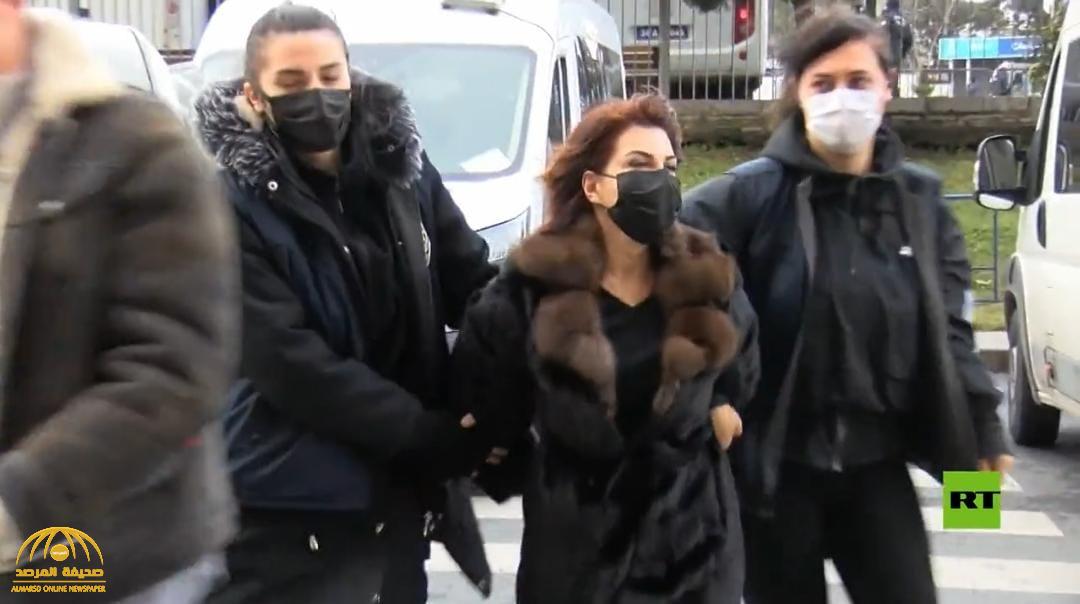 شاهد.. لحظة اعتقال الصحفية التركية "صدف كاباش" ووضع الكلبشات في يديها بعد انتقاد "أردوغان"