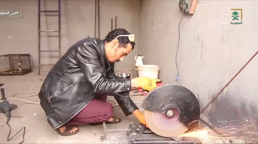 شاهد .. شاب سعودي يعمل "حداداً" ويحول منزله إلى ورشة بالقريات