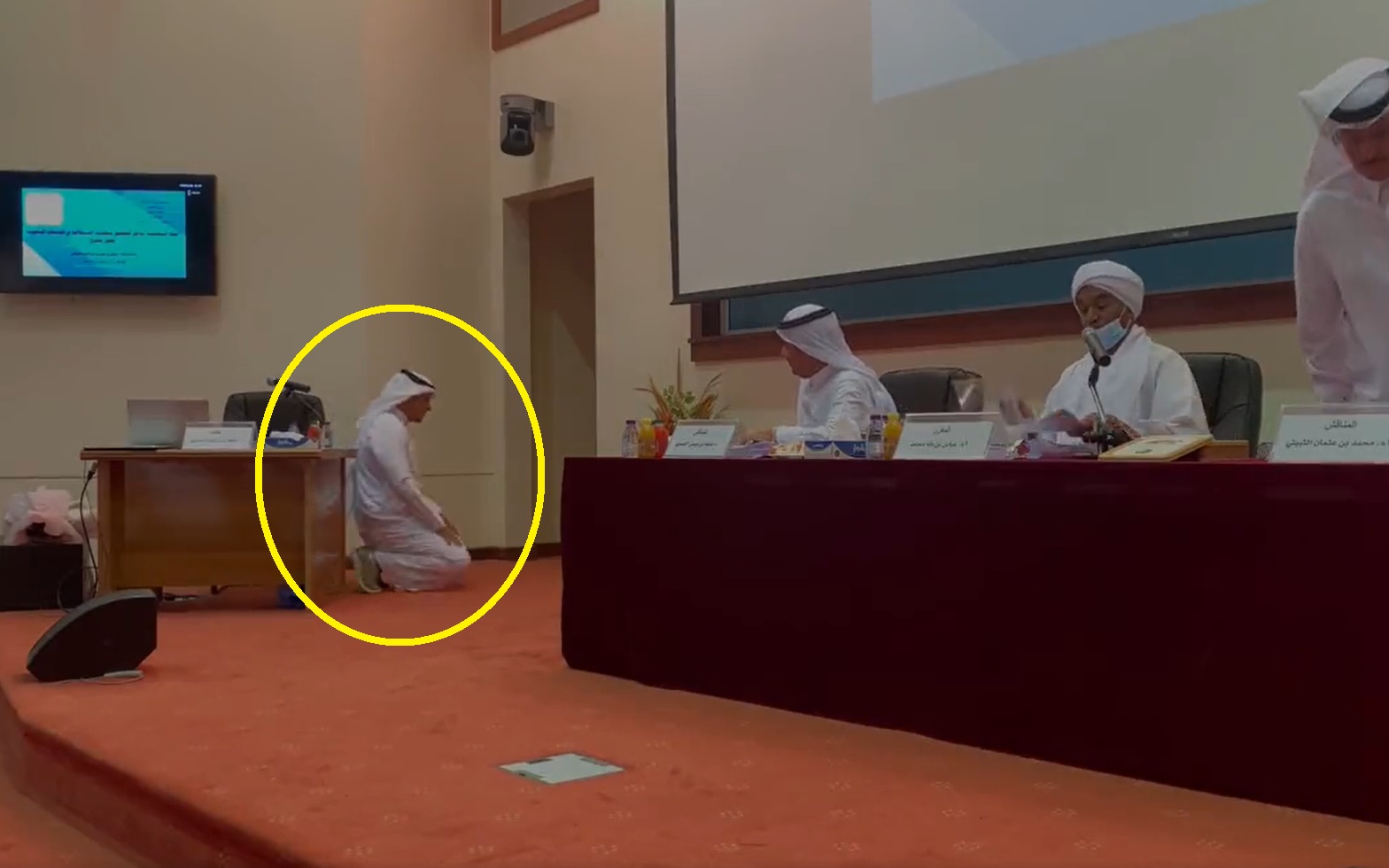 شاهد .. ردة فعل الناقد الرياضي "سلطان اللحياني" بعد إعلان حصوله على الدكتوراه بتقدير ممتاز من جامعة أم القرى
