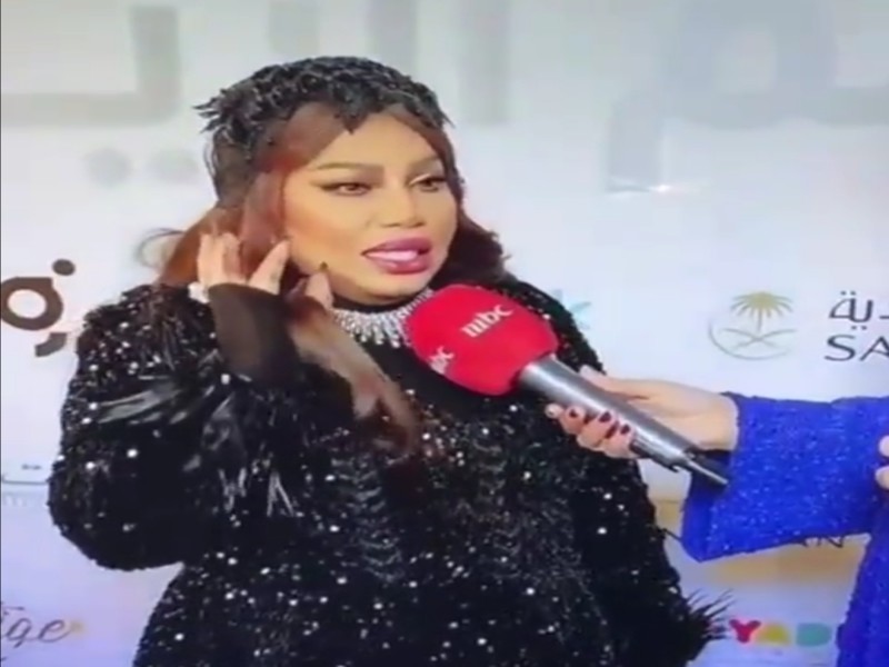 شاهد: ‏موضي الشمراني تفاجئ جمهورها وتخلع الحجاب في حفلها  بالرياض.. وتعلق: حبيت اليوم