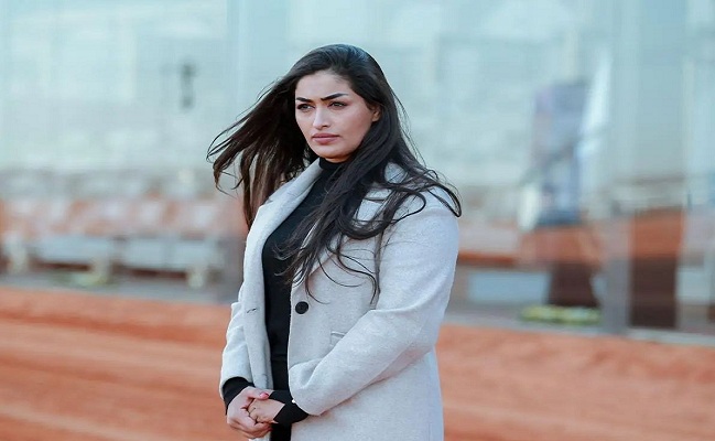 “تستغرق الرحلة 20 يوما”.. مالكة الإبل “رشا القرشي” تعود على ظهر ناقتها بعدما خسرت الرهان في الصياهد