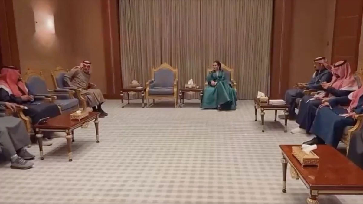 بعد انتقادها لتصدرها مجلس مليء بالرجال.. شاهد: رهف القحطاني تخرج عن صمتها : "أنا بنت رجال.. متى تصحون!"