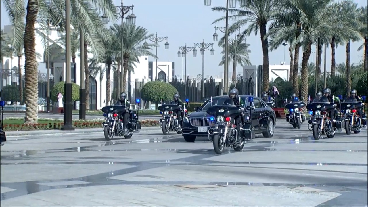 شاهد .. موكب رئيس وزراء تايلند محاطاً بالدراجات النارية في مراسم استقبال رسمية