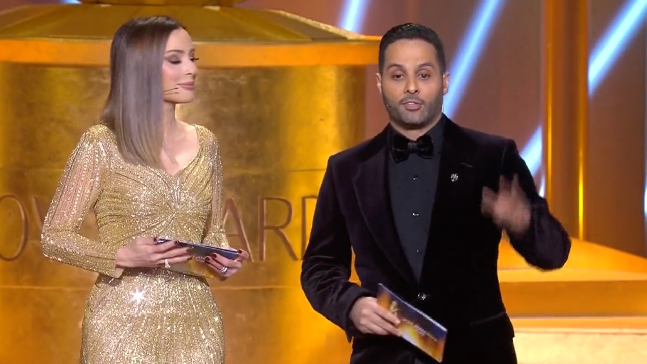 شاهد: لحظة تقديم  الإعلامية المصرية وفاء الكيلاني وياسر القحطاني حفل جوائز صناع الترفيه " Joy Awards "