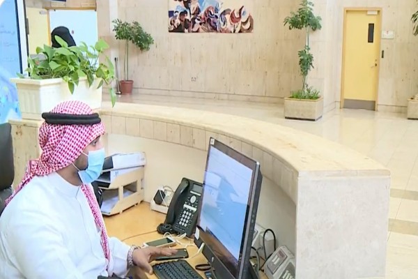 هل الإجازة المرضية تشمل مصاب كورونا غير مكتمل التحصين؟.. الصحة تجيب-فيديو