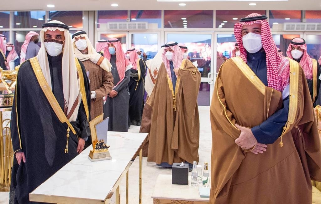 نيابة عن خادم الحرمين .. شاهد : ولي العهد يتوج الفائزين في مهرجان الملك عبدالعزيز للإبل