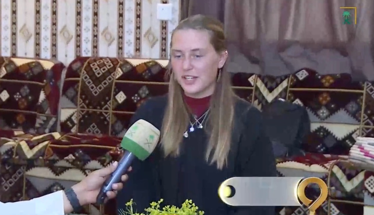 شاهد:  "سائحة ألمانية" تروي سبب زيارتها  إلى المملكة .. وتكشف عن رأيها في عسير