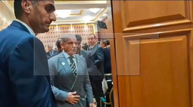 بالفيديو: رئيس وزراء باكستان يقتحم اجتماع بوتين و أردوغان بعد أن انتظر الرئيس الروسي أكثر من 40 دقيقة