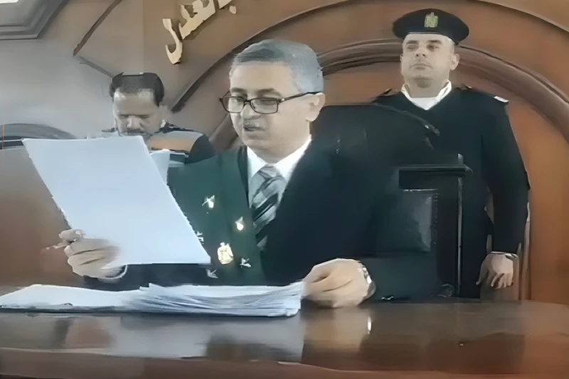 مصر.. بالفيديو: لحظة النطق بالحكم بالإعدام والمؤبد لـ3 متهمين بقتل طليق شقيقتهم لتطاوله عليها بالسب والقذف