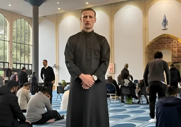 تقدر ثروة أسرته مليار جنيه إسترليني.. اعتناق رجل أعمال بريطاني  شهير الإسلام