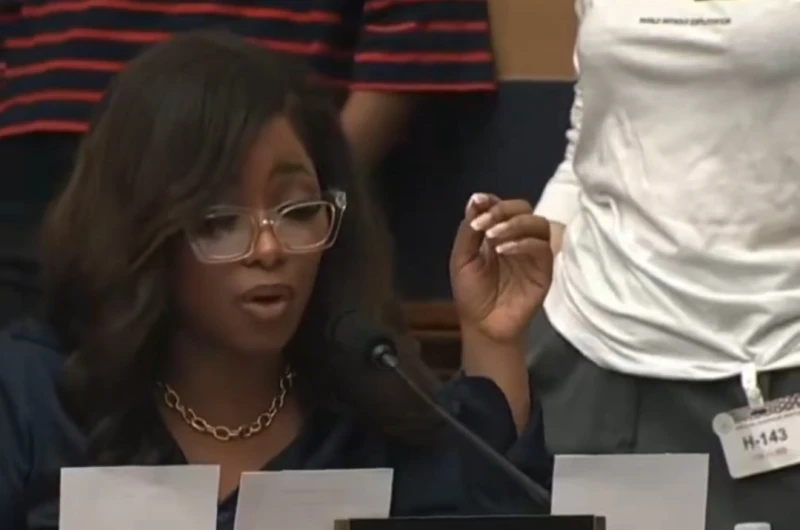 بالفيديو.. تصريح مثير للجدل من نائبة في الكونغرس بشأن علاقة ترامب بقضايا استغلال الأطفال جنسياً بملفات "جيفري إبستين"