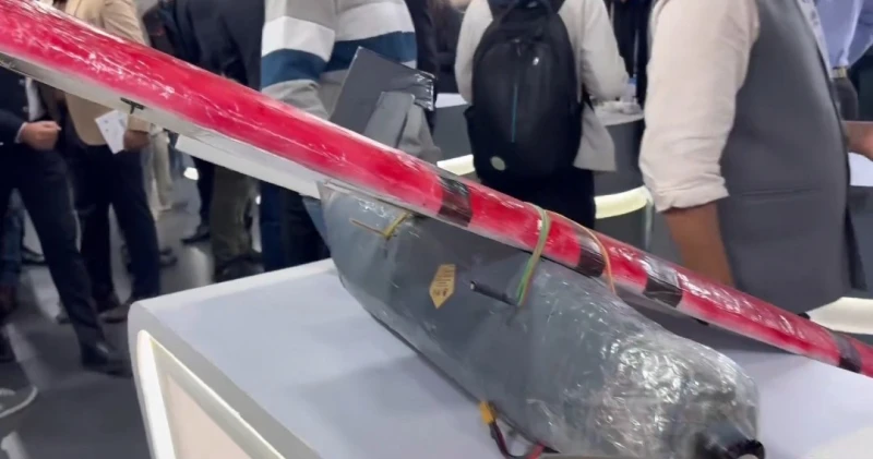 بالفيديو: الهند تفاجئ زوار "قمة منتدى الذكاء الاصطناعي" بعرض طائرة درون دون طيار مربوطة بشريط لاصق !