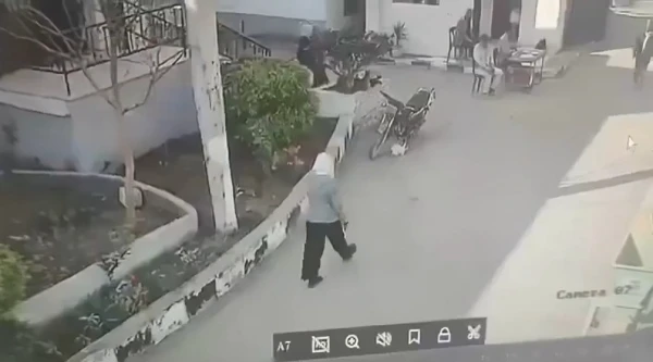 بالفيديو: موظفة مصرية تنهال بالضرب على زميلها في العمل