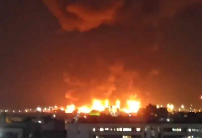 في هجوم يعتبر الأول من نوعه.. بالفيديو.. إسرائيل تقصف 30 خزانًا نفطيًا في إيران