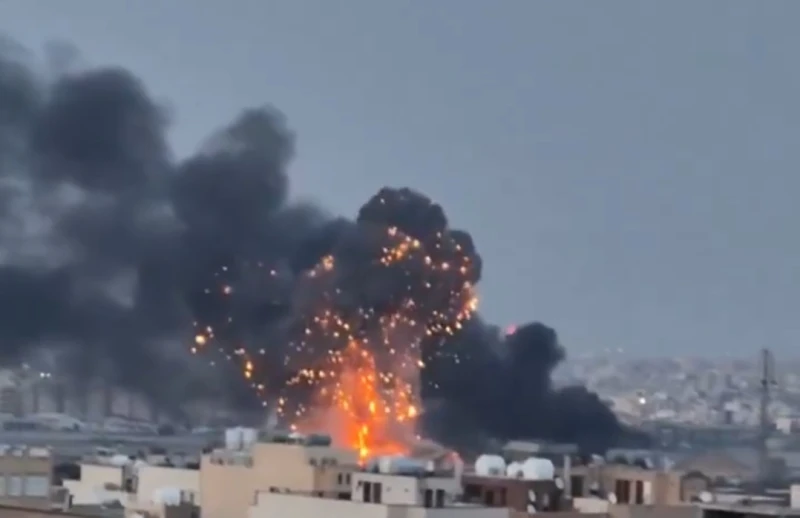 بالفيديو.. قصف مدمر يستهدف قيادة القوة الجوية في أصفهان وسط إيران