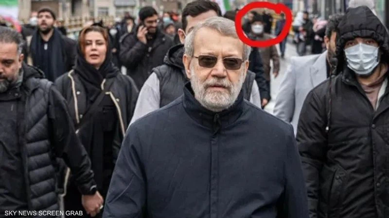 صورة جاسوس إسرائيلي ظهر خلف "لاريجاني " قبل أيام من اغتياله  تثير الجدل