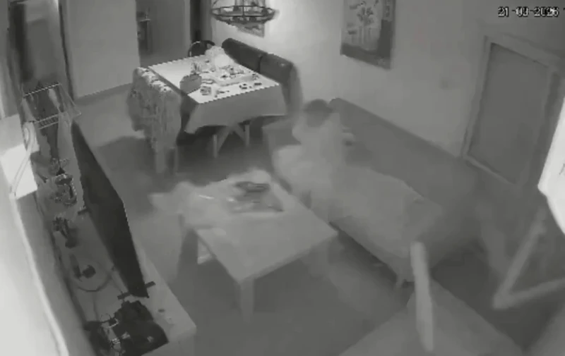 بالفيديو.. ردة فعل مسنة إسرائيلية لحظة سقوط الصاروخ الإيراني وتحطم نافذة منزلها في ديمونا