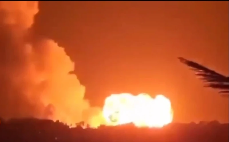 بالفيديو.. انفجارات هائلة في أصفهان بإيران بعد قصف مخازن للصواريخ!