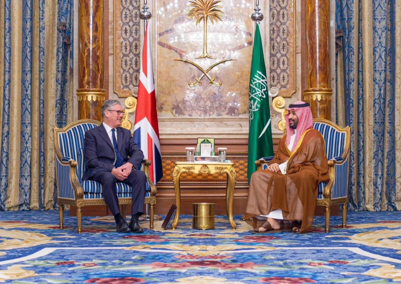 بالصور..ولي العهد يلتقي رئيس الوزراء البريطاني