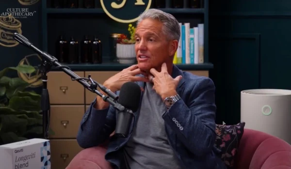 يصل إلى مجرى الدم والدماغ.. بالفيديو: خبير تغذية يكشف خطورة رش العطر على الرقبة