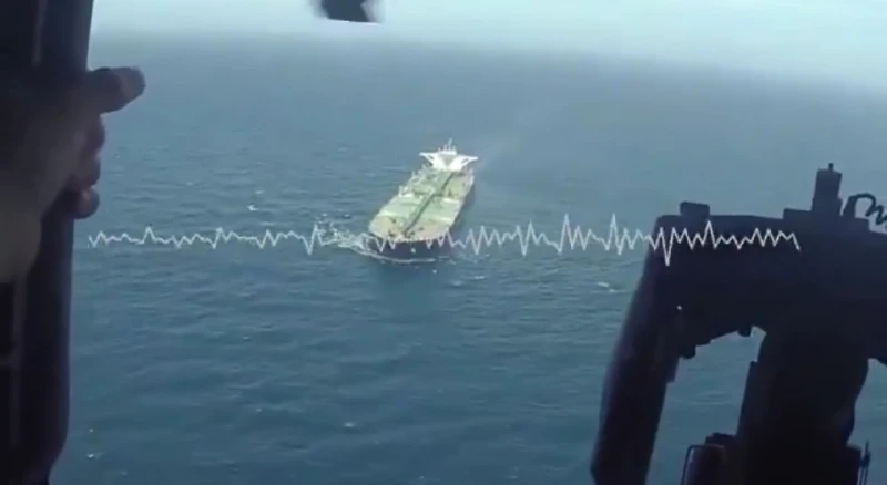 القيادة المركزية الأمريكية تنشر فيديو يوثق اعتراض حاملة نفط حاولت اختراق الحصار الأمريكي للموانئ الإيرانية