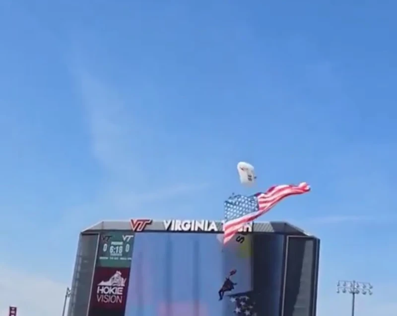 بالفيديو.. رياح قوية تدفع مظليًا للاصطدام بلوحة النتائج داخل ملعب في ولاية فرجينيا الأمريكية