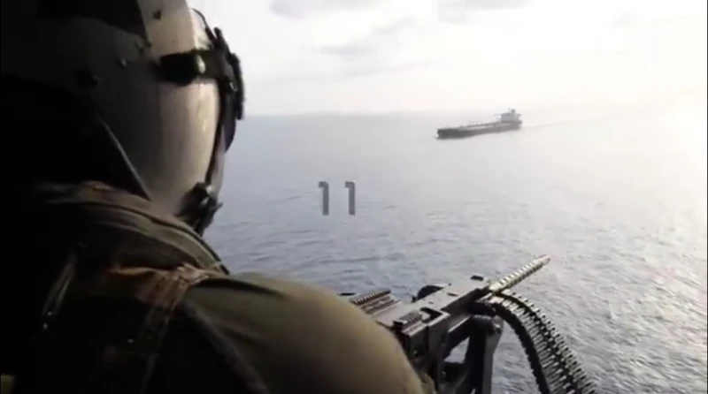 فيديو لمروحية عسكرية أمريكية تحذر سفينة إيرانية حاولت عبور مضيق هرمز بالعودة إلى موانئ إيران