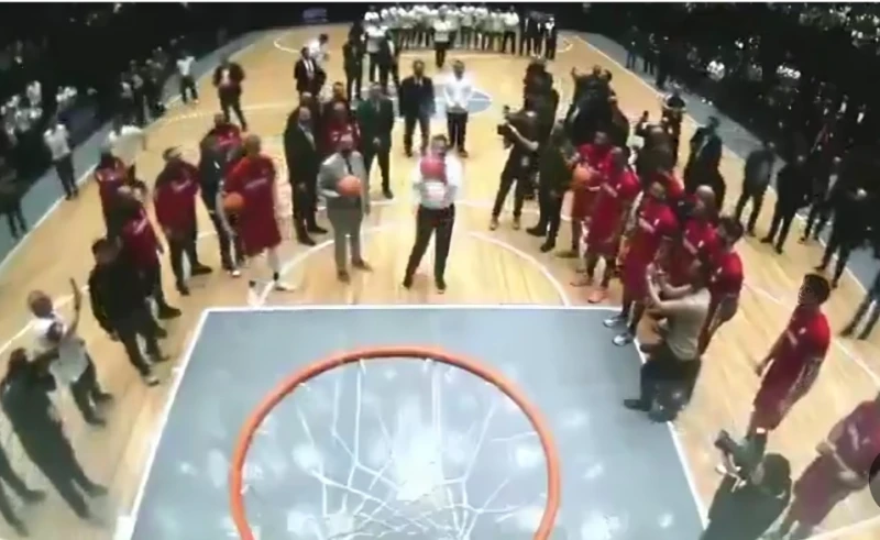 بالفيديو: الرئيس السوري أحمد الشرع يلعب كرة السلة خلال افتتاح الصالة الرياضية في دمشق