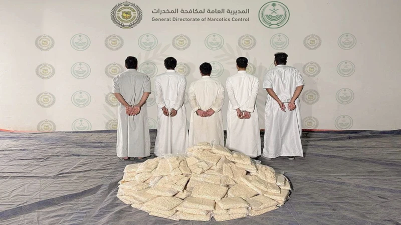 بالفيديو: لحظة إحباط 2.7 مليون قرص إمفيتامين مخبأة داخل شحنة ورق طباعة في ميناء الدمام والقبض على مستقبليها