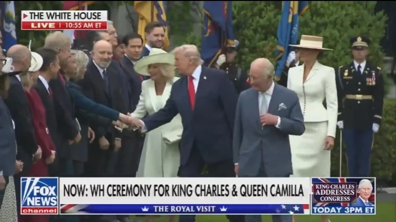 لحظة محرجة .. بالفيديو: ترامب يتجاوز البروتوكول أمام زوجة الملك تشارلز ويصافح الحضور  أثناء اللقاء