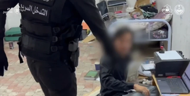 بالفيديو.. لحظة القبض على مقيمين ارتكبا عمليات نصب واحتيال بنشر إعلانات خدمات حج وهمية في مكة.. والكشف عن جنسيتهما