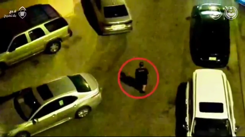 بالفيديو: لحظة مداهمة شقة سكنية في مكة يستخدمها مقيمان لتزوير الإقامات وبطاقات نسك وأساور الحج.. والكشف عن جنسيتهما
