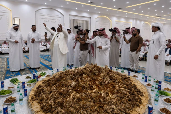 فيديو لمواطن يتعرض لانتقادات واسعة بعد تصويره وليمة طعام ضخمة لعدد من المدعوين  في الرياض